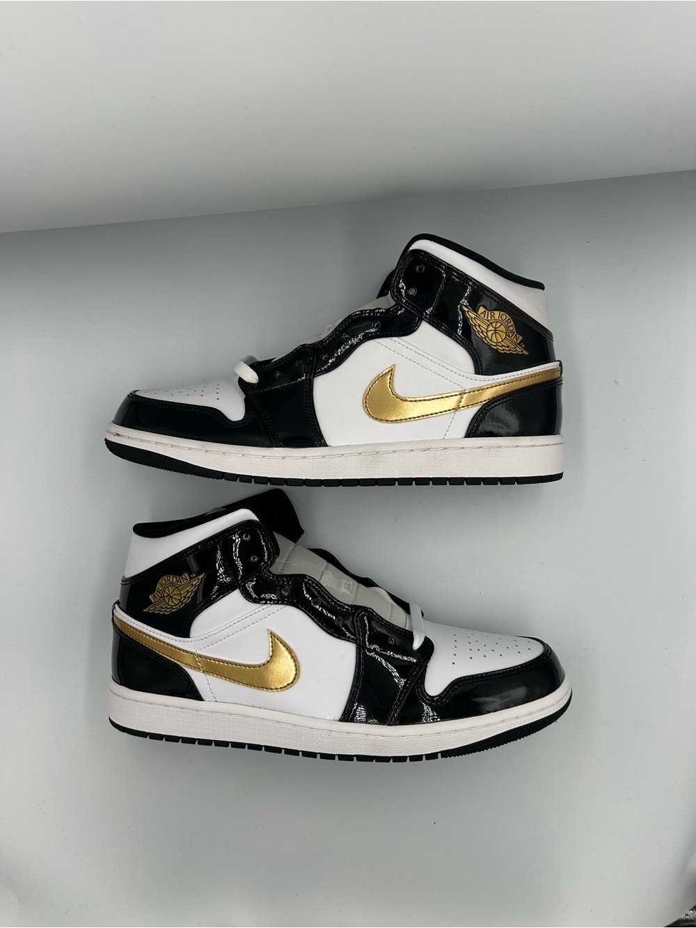 Jordan 1 Mid SE Black Metallic Gold Size 11.5 Brand New